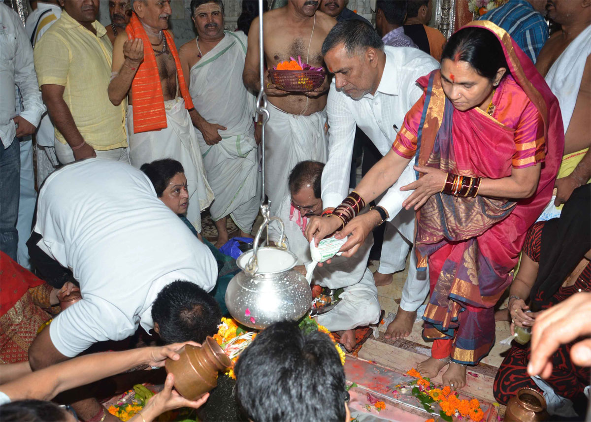 EX.MUMBAI CONGRESS PRESIDENT & MLA. KRIPASHANKAR SINGH & SMT.MALDEVI KRIPASHANKAR SINGH ON THIER BIRTHDAY IN MUMBAI.