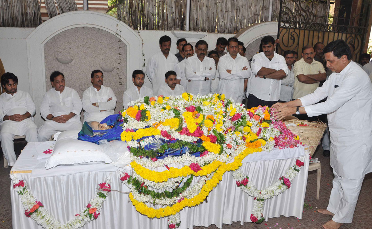 MINISTER NARAYAN RANE MOTHER SMT.LAXMIBAI TATU RANE FUNERAL IN MUMBAI.