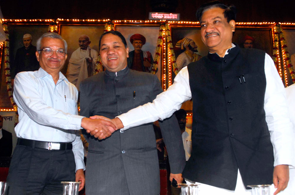 CHIEF MINISTER PRITHVIRAJ CHAVAN ,VIDHAN SABHA PRESIDENT DILIP VALSE PATIL & DR.ANIL KAKODKAR AT VIDHAN BHAVAN MUMBAI.
