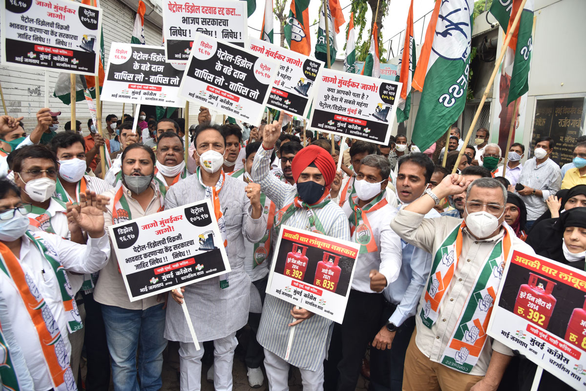 MRCC President Bhai Jagtap & Working President Charansingh Sapra with Team Protest at Azad Maidan CST Mumbai.