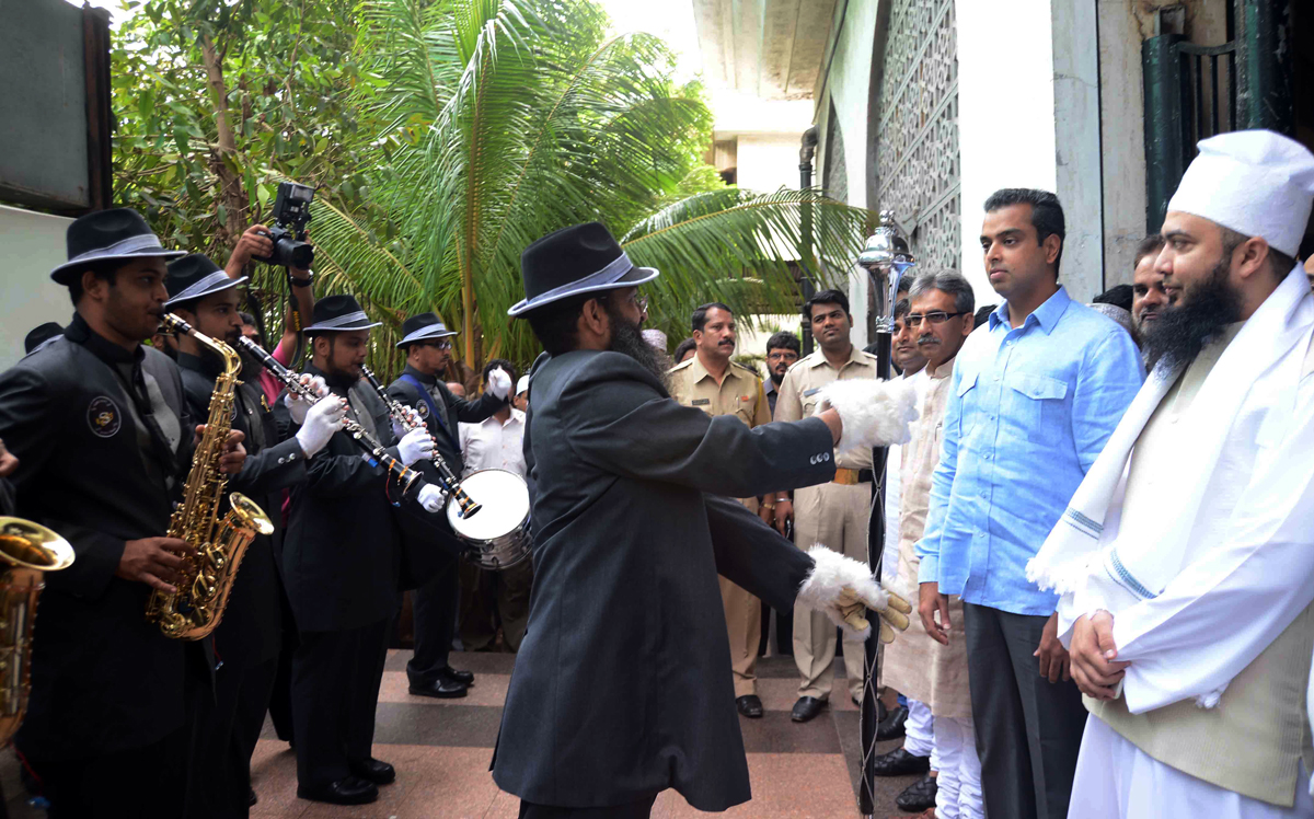 UNION MINISTER OF STATE & M.P. MILIND DEORA & HAJRAT MOULANA MOIN MIYA AT HAJ HOUSE.