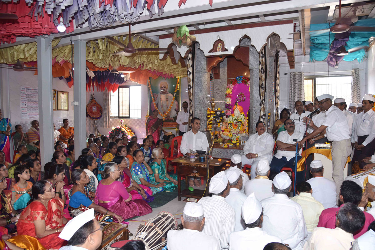 Congress Party Leaders Milind Deora & Madhu Chavan attended Bhajan Kirtan Mandal Program in Temple at Reay Road.