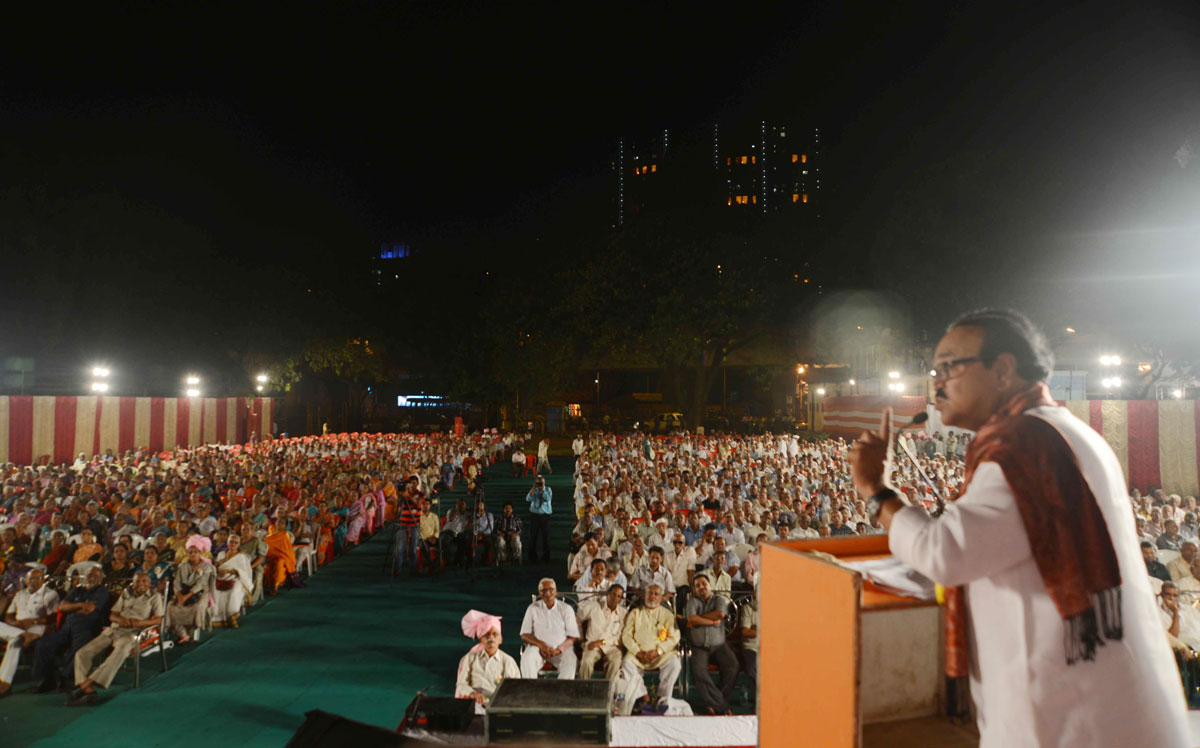 MINISTER CHAGAN BHUJBAL WITH SENIOR CITIZEN AT RANIBAUGH BYUCULLA.
