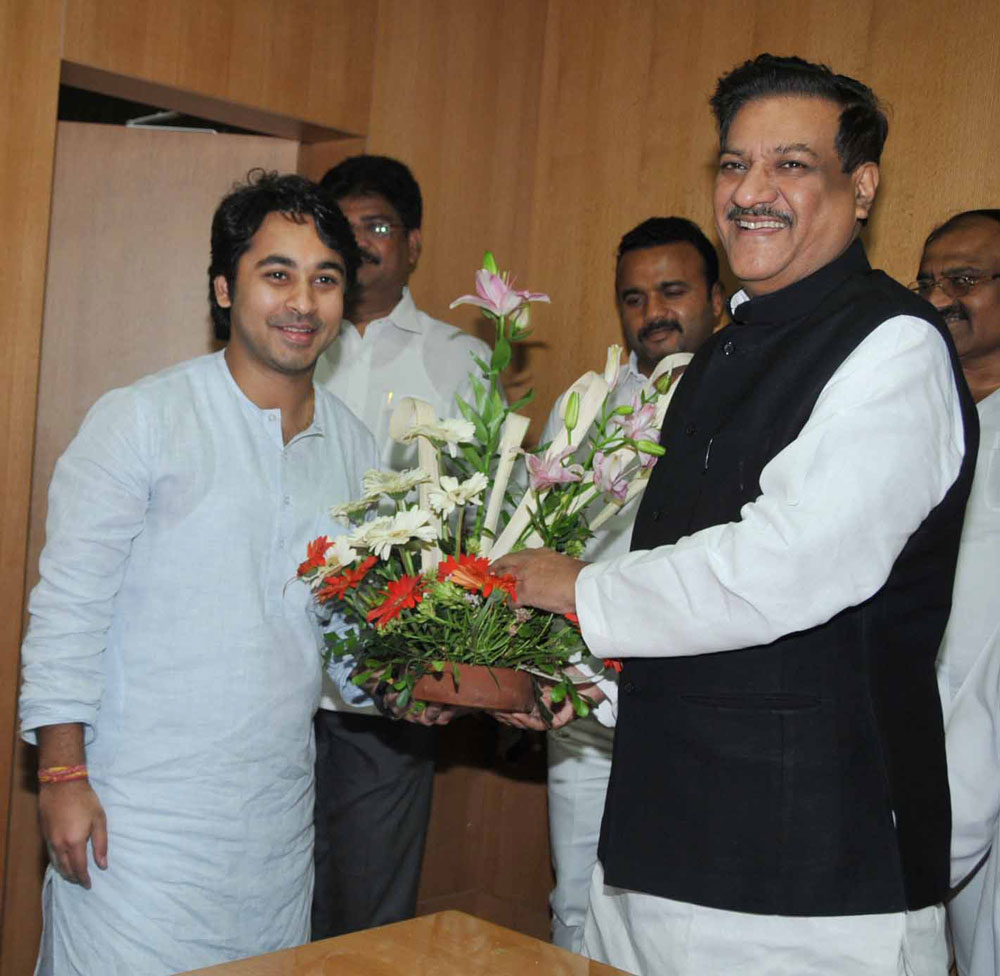 CHIEF MINISTER PRITHVIRAJ CHAVAN & MP.DR.NILESH NARAYANRAO RANE ON THEIR BIRTHDAY TODAY AT VIDHAN BHAVAN.