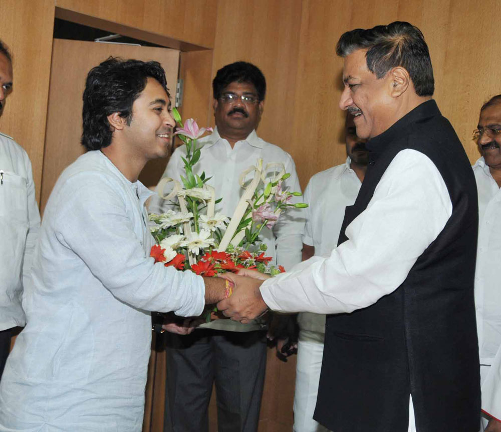 CHIEF MINISTER PRITHVIRAJ CHAVAN & MP.DR.NILESH NARAYANRAO RANE ON THEIR BIRTHDAY TODAY AT VIDHAN BHAVAN.