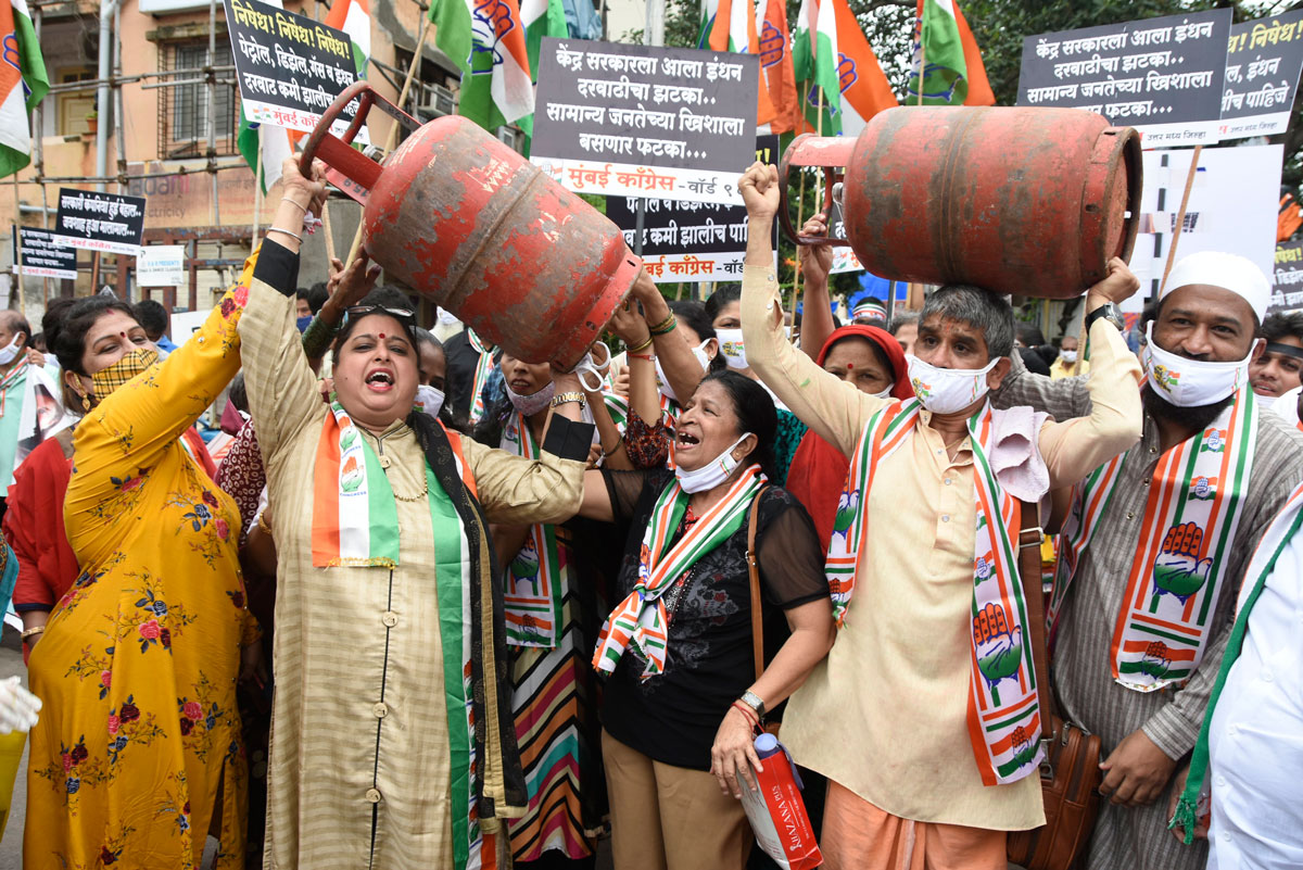 Congress Party Santacruz Kalina  Muncipal Councillor Tulip Brian Miranda with Team Protest against BJP Govt. on Petrol Diesel,Gas Cylinder Price Hike Rates issue.