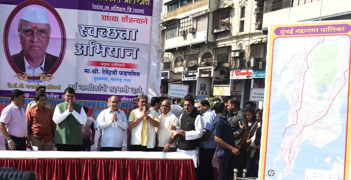 Chief Minister Devendra Fadnavis during Swacchh Bharat Abhiyaan at Crawford Market.