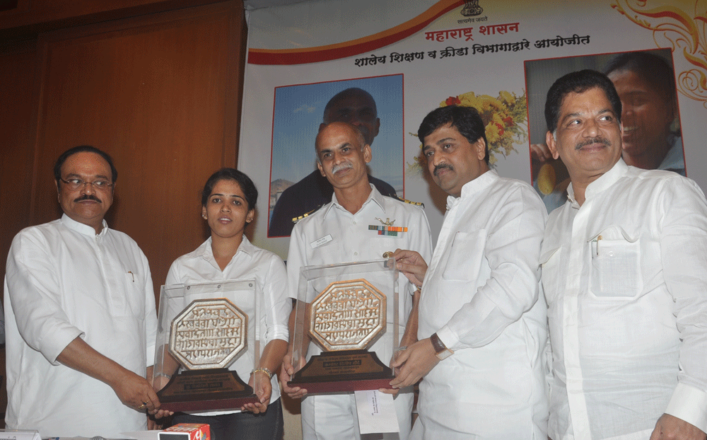 MAHARASHTRA GOVT FELICITATES TEJASWINI SAWANT AND CAPT DILIP DONDE.