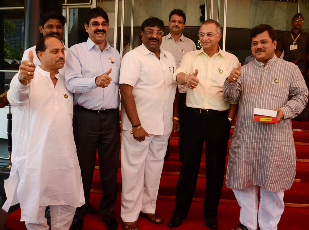 BJP & MNS LEADERS ON 1ST DAY SESSION AT VIDHAN BHAVAN.