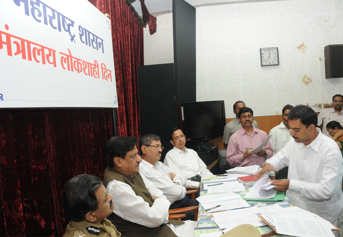 CHIEF MINISTER PRITHVIRAJ CHAVAN ON OCCASION OF DEMOCRACY DAY AT MANTRALAY.