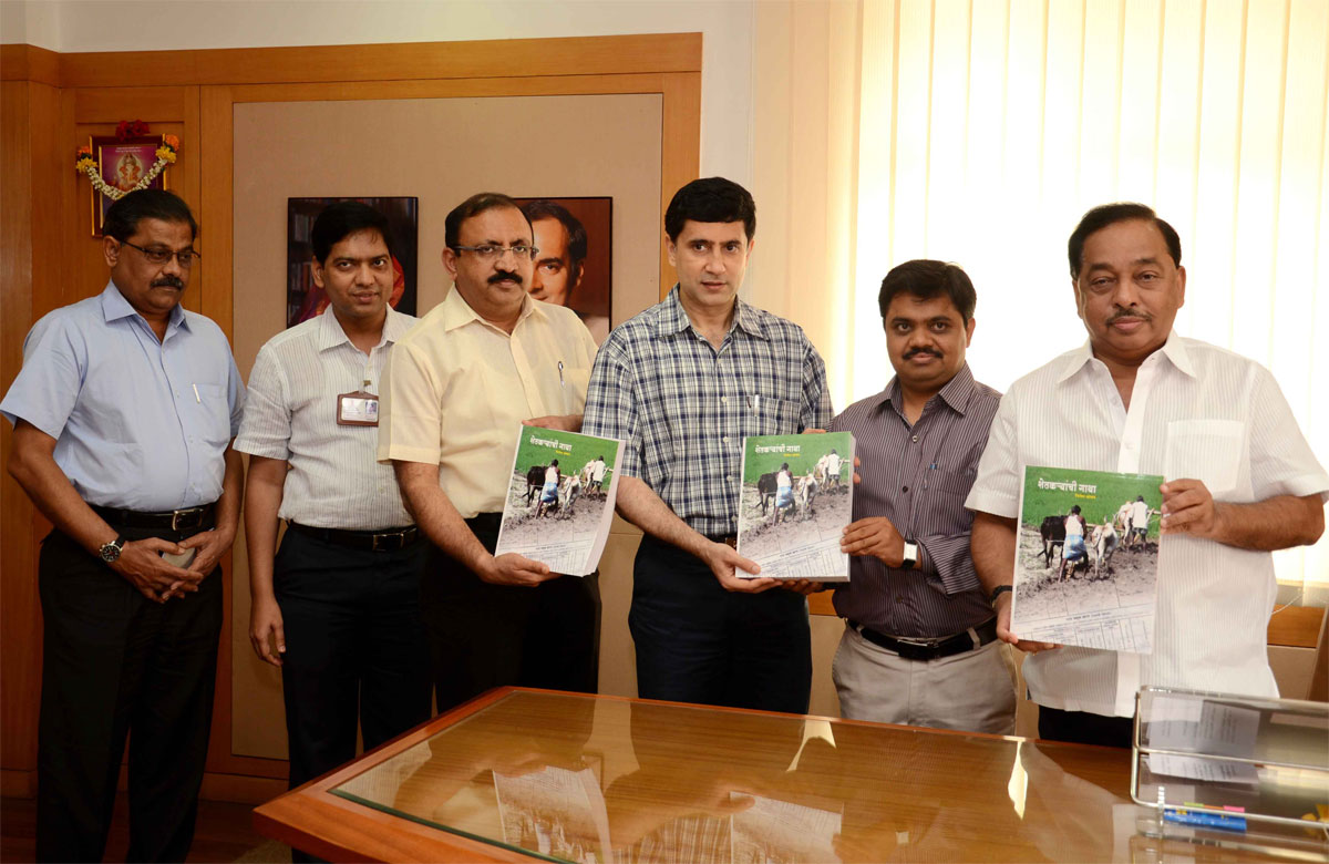 MINISTER NARAYANRAO RANE INAUGURATES A BOOK BY NILESH JADHAV "SHETKRAYANCHI GATHA" AT MANTRALAYA.