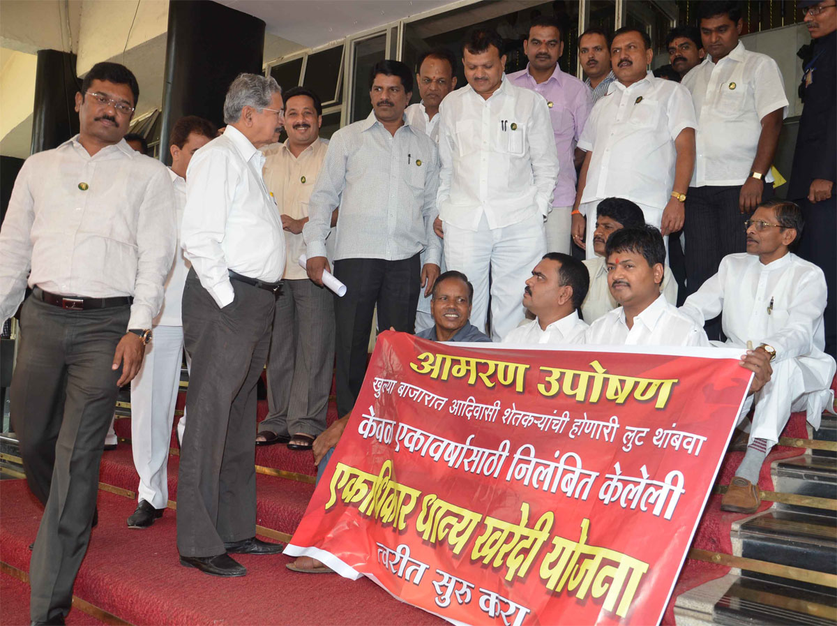 SHIV SENA LEADER'S MEETS NASIK MLA'S AT VIDHAN BHAVAN.