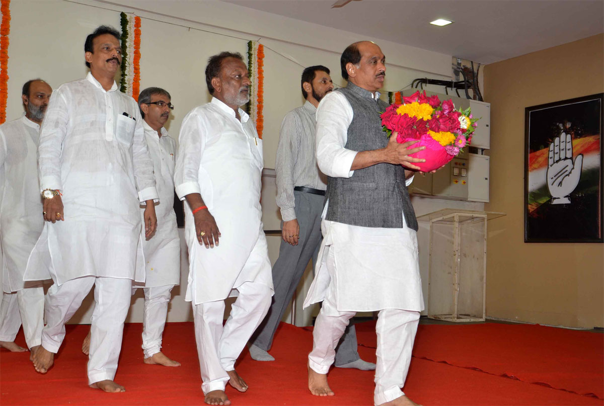 UNION MINISTER & EX CHIEF MINISTER LATE.VILASRAO DESHMUKH "ASTHIKALASH" IN MUMBAI TILAK BHAVAN DADAR.