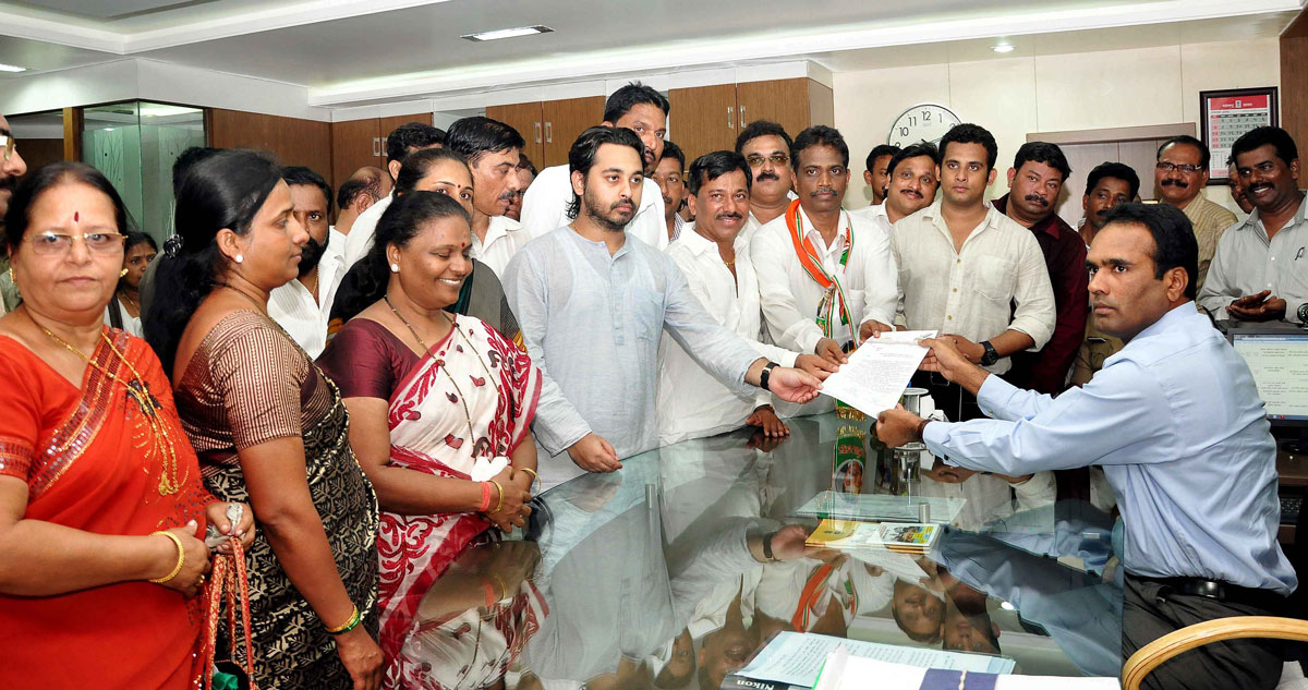 MP.DR.NILESH NARAYANRAO RANE IN CONGRESS PARTY PROTEST RALLY AT SINDHUDURGH.
