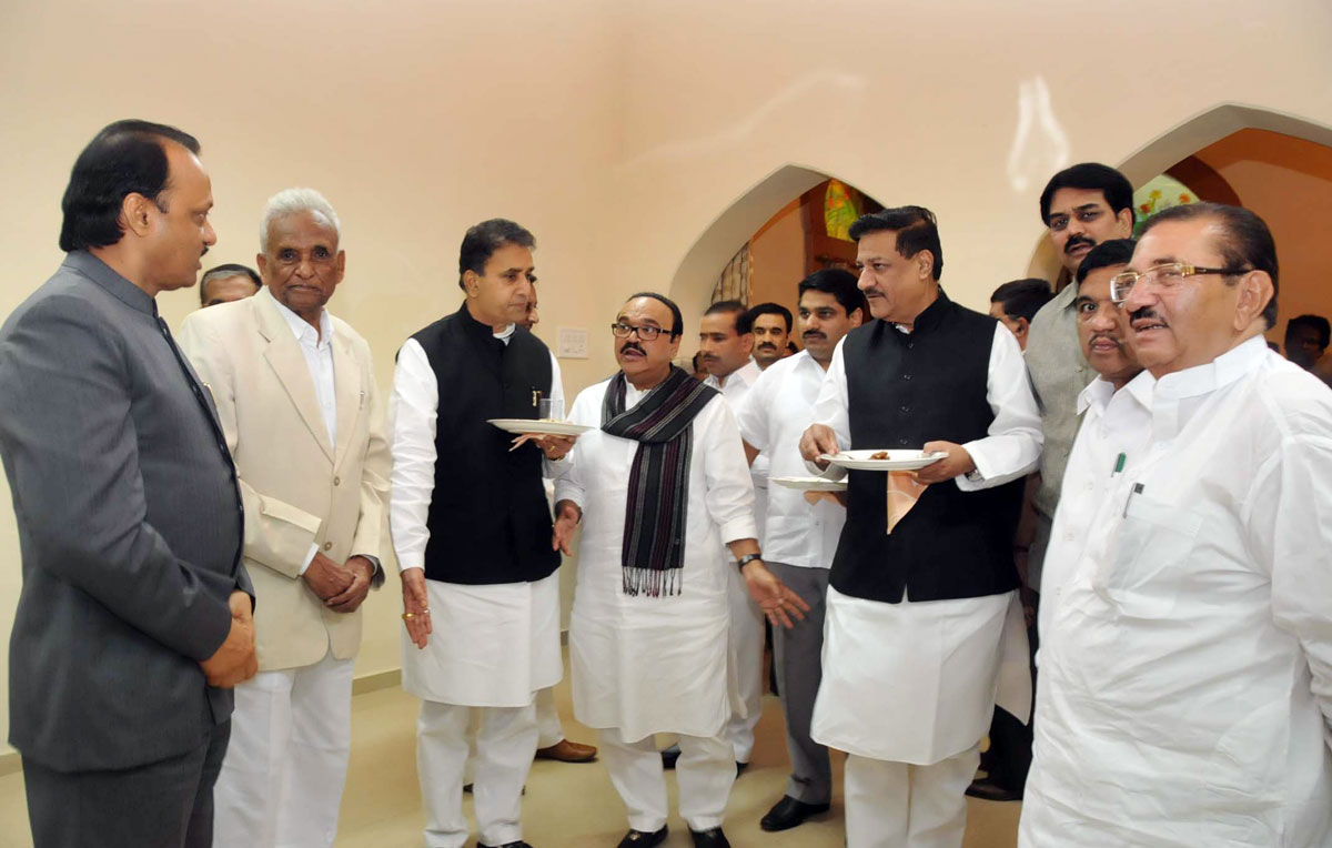 TEA PARTY BY CHIEF MINISTER PRITHVIRAJ CHAVAN BEFORE A EVE OF WINTER SESSION AT NAGPUR.