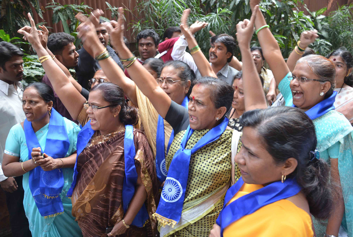 RPI PROTEST AGAINST MACHINDRA CHATE (CHIEF CHATE COACHING CLASS) AT DADAR MUMBAI.
