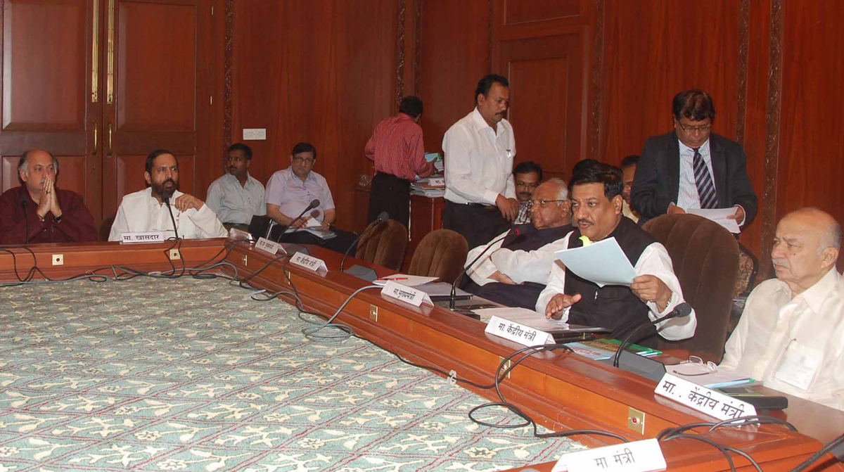 CHIEF MINISTER PRITHVIRAJ CHAVAN WITH UNION MINISTERS SHARAD PAWAR & SUSHILKUMAR SHINDE MEETING WITH MPs & MINISTERS AT SAHYADRI GUEST HOUSE.