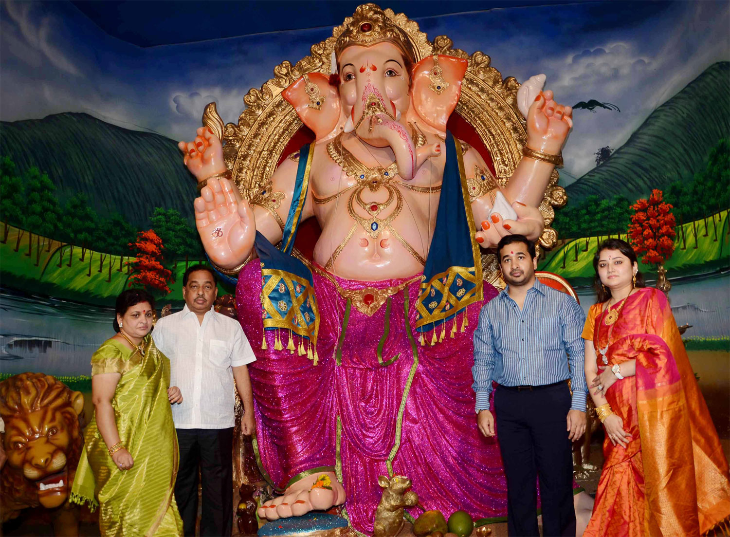 MINISTER NARAYAN RANE DOING GANESH POOJA AT CHEMBUR.