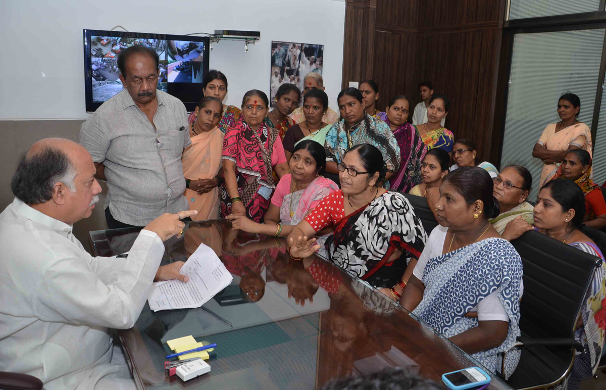 EX.UNION MINISTER & MP.GURUDAS KAMAT AT D.N.NAGAR ANDHERI OFFICE.