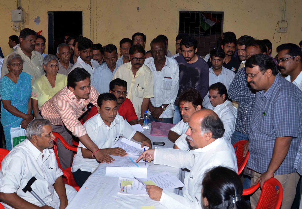 M.P.& EX UNIUON MINISTER GURUDAS KAMAT JANSAMPARK ABHIYAAN AT MALAD (W).