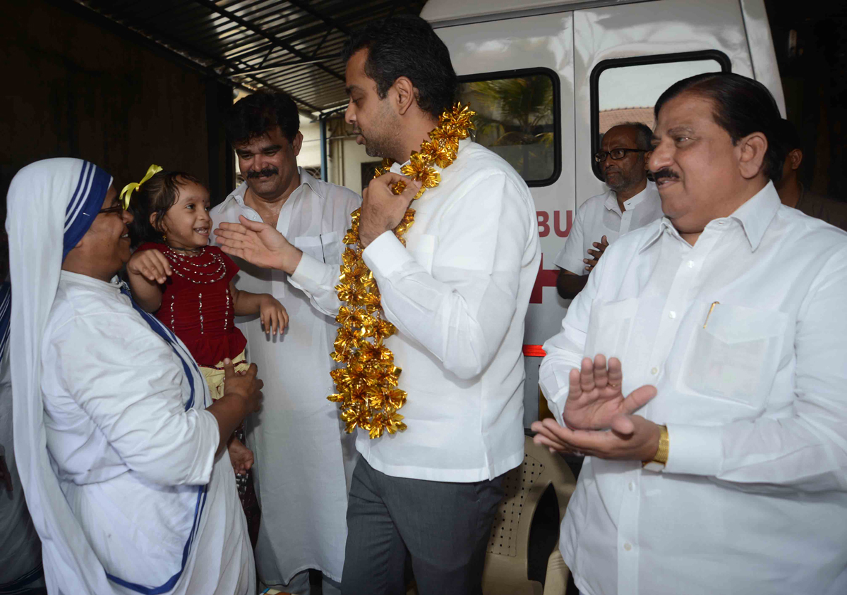UNION MINISTER OF STATE & SOUTH MUMBAI M.P.MILIND DEORA IN FRUITS DISTRUBUTION AT NAGPADA.