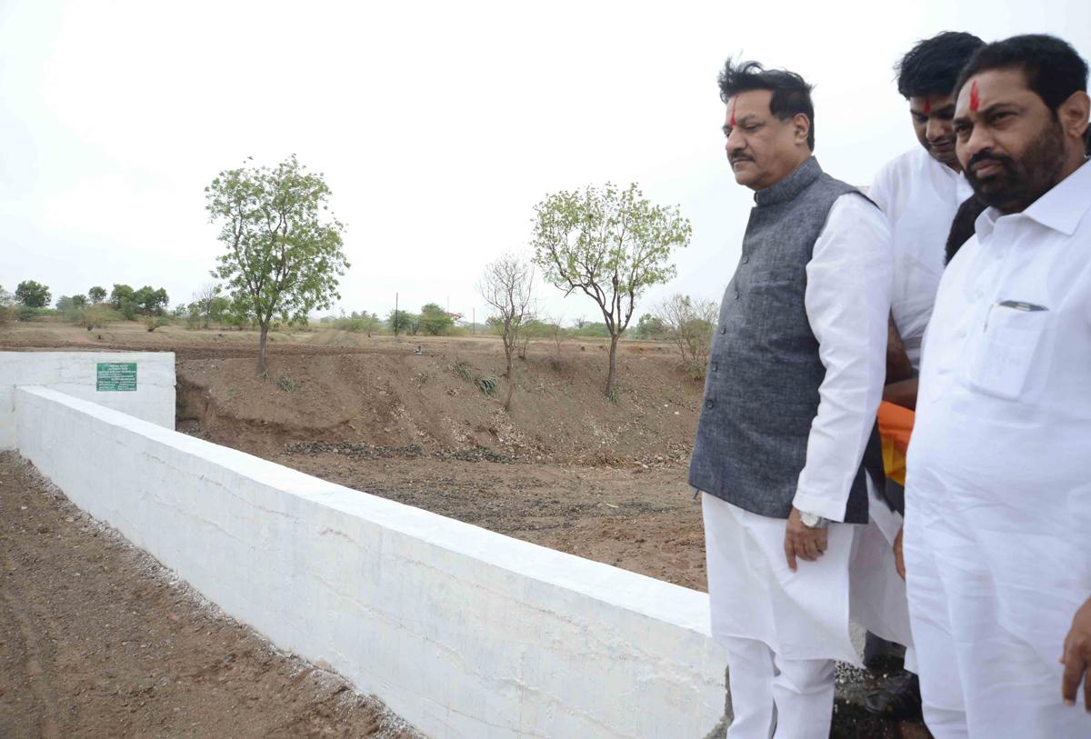 CHIEF MINISTER PRITHVIRAJ CHAVAN & MINISTER DR.NITIN RAUT LAUNCHED RAIN WATER HARVESTING AT SATARA GONDAWALE MAAN TALUKA.