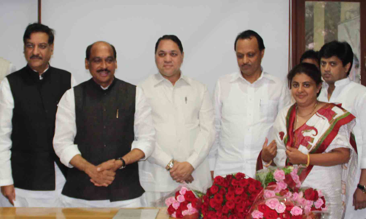 VIDHAN SABHA SPEAKER DILIP VALSE PATIL,CHIEF MINISTER PRITHVIRAJ CHAVAN,DY CHIEF MINISTER AJITDADA PAWAR & NEWLY ELECTED YAVATMAL ASSEMBLY MLA NANDANI NILESH PARVEKAR AT VIDHAN BHAVAN MUMBAI.
