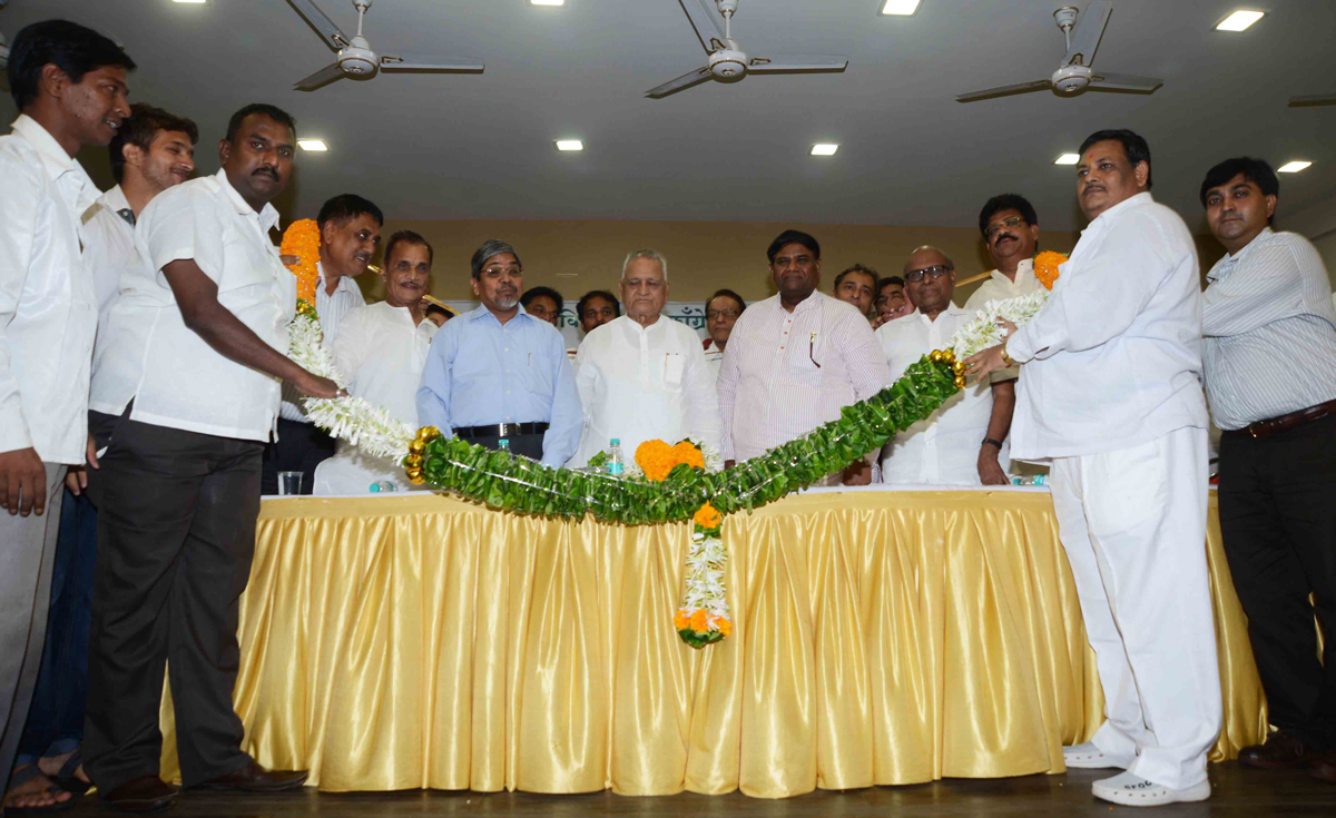 VIDHAN PARISHAD SABHAPATI SHIVAJIRAO DESHMUKH & MUMBAI CONGRESS PRESIDENT PROF. JANARDAN CHANDURKAR IN "KARYKARTA SHIBIR" AT DADAR TILAK BHAVAN.