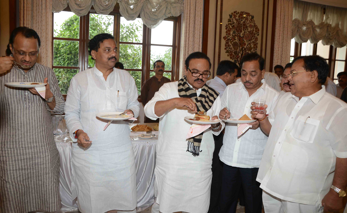 CHIEF MINISTER PRITHVIRAJ CHAVAN TEA PARTY BEFORE SESSION AT SAHYADRI GUEST HOUSE MALBAR HILL.