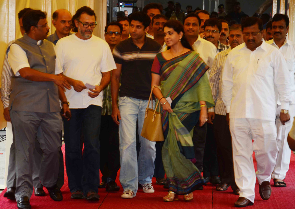 CINE STAR OF "BHAG MILKHA BHAG" FARHAN AKHTAR WITH BJP LEADERS TEAM AT VIDHAN BHAVAN.