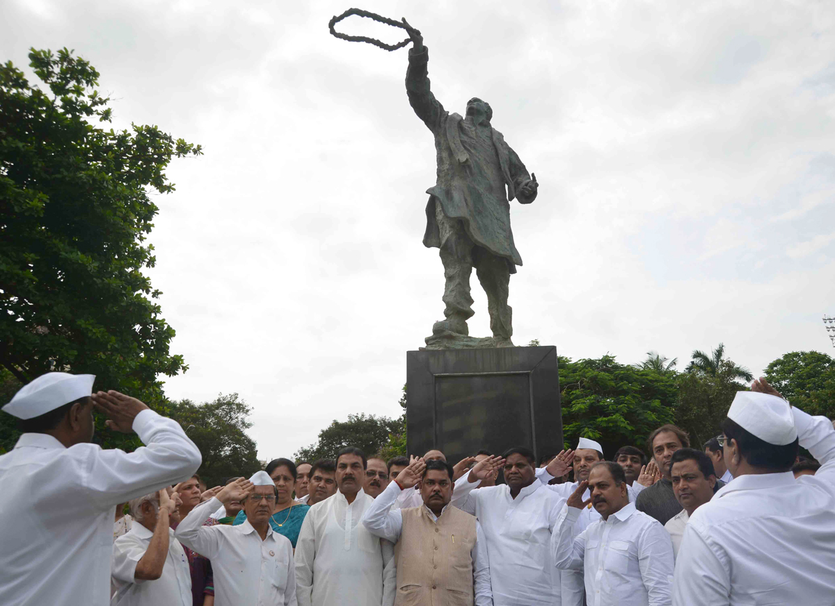 MUMBAI CONGRESS PAYING HOMAGE TO BHARAT RATNA LATE PRIME MINISTER RAJIV GANDHI ON HIS BIRTH ANNIVERSARY AT COOPERAGE MAIDAN.