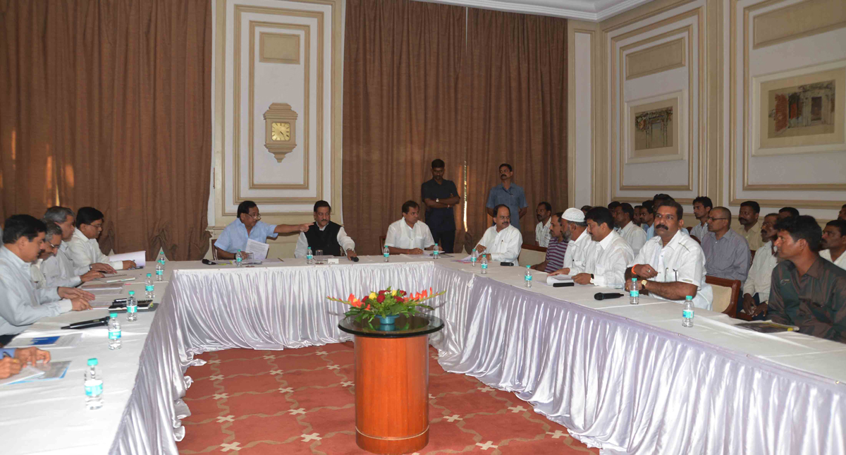CHIEF MINISTER PRITHVIRAJ CHAVAN & MINISTER NARAYANRAO RANE AT SAHYADRI GUEST HOUSE.