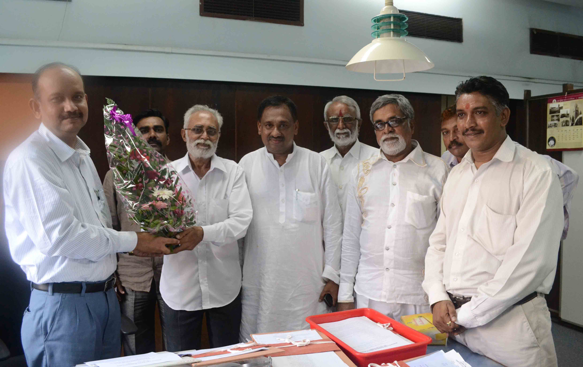 CONGRESS LEADER MAHENDRA SALVI MEETS BMC DY. COMMISSIONER (SWM) PRAKASH PATIL AT BMC HEAD OFFICE.
