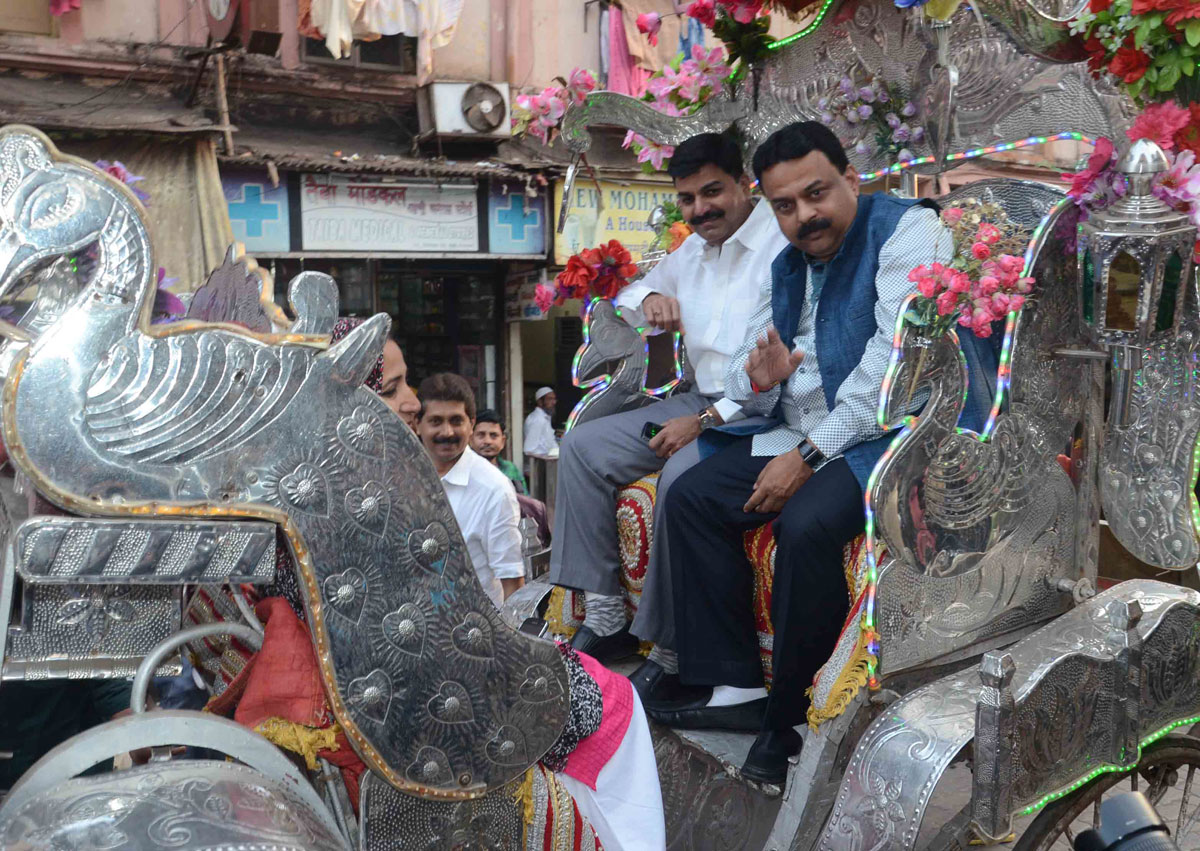 Mumbai Mayor Sunil Prabhu inaugurates Bhendi Bazar Festival.