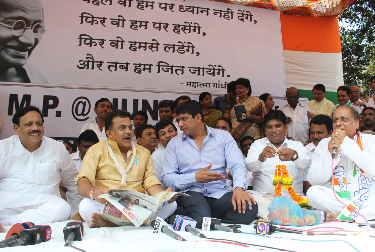 MP Sanjay Nirupam on Indefinite Hunger Strike against Reliance Energy at Kandivali West.