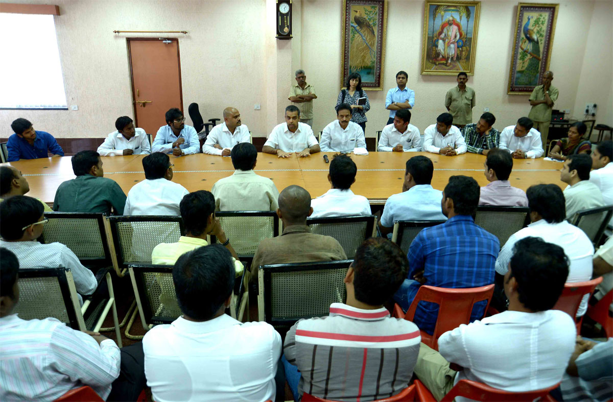 MP.& Union Minister Of State Milind Deora Interactive Session with South Mumbai Youth Congress Group at Ballard Pier.