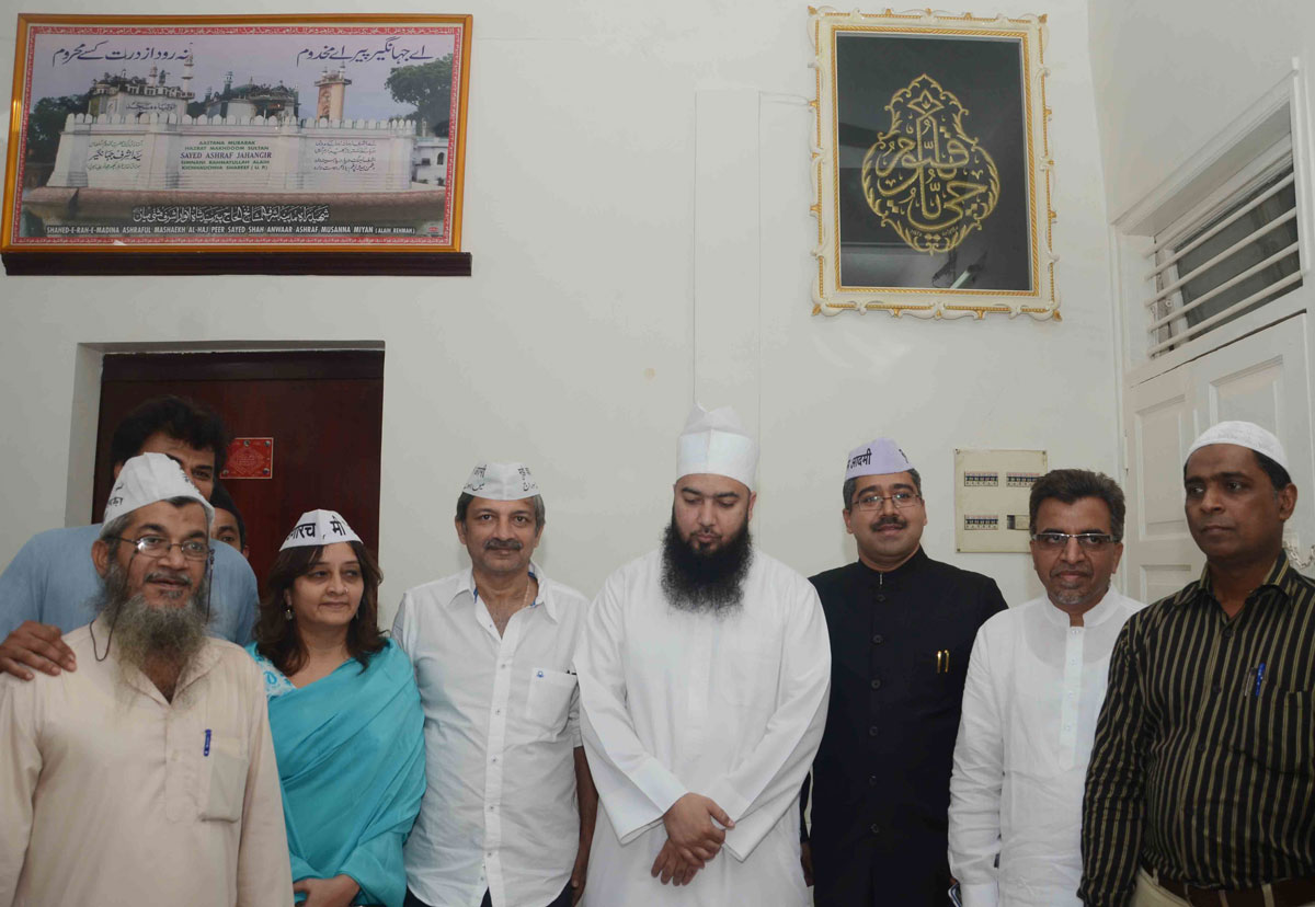AAM AADMI Party leader Mayank Gandhi meets Moulana Moinuddin Ashraf Asharafi ( Moin Miya).