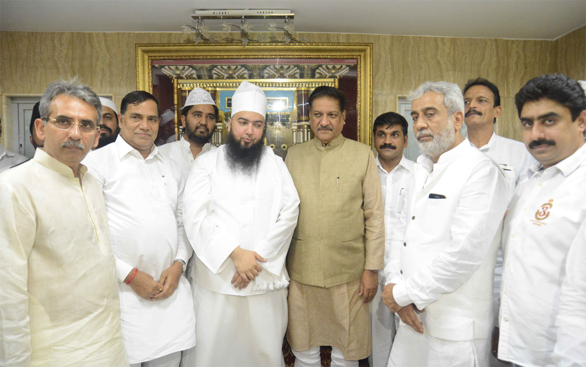 Chief Minister Prithviraj Chavan During 11th Annual Urs Of Shaheed-E-Raahe-E-Madinah Sayed Anwaar Ashraf Urf Musanna Miyan at Chhota Sonapur M.S.Ali Road,Do Tanki.