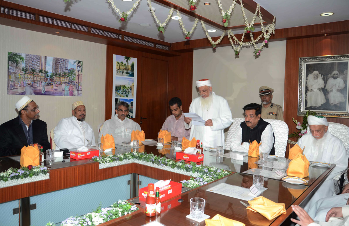 CHIEF MINISTER PRITHVIRAJ CHAVAN,UNION STATE MINISTER MILIND DEORA & MLA AMIN PATEL ON PROJECT BHENDI BAZAR REDEVELOPMENT AT BOHRI MOHALLA.
