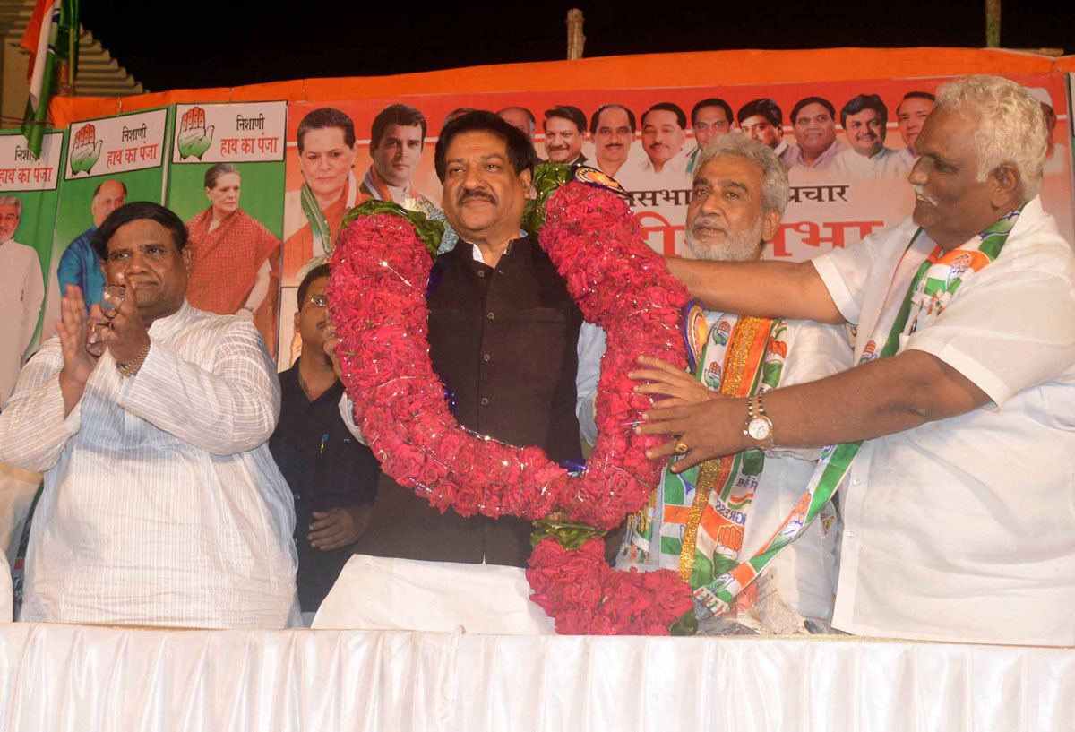 Chief Minister Prithviraj Chavan & Mumbai Congress President Prof.Janardan Chandurkar During Congress Campaign Rally at Mankhurd.