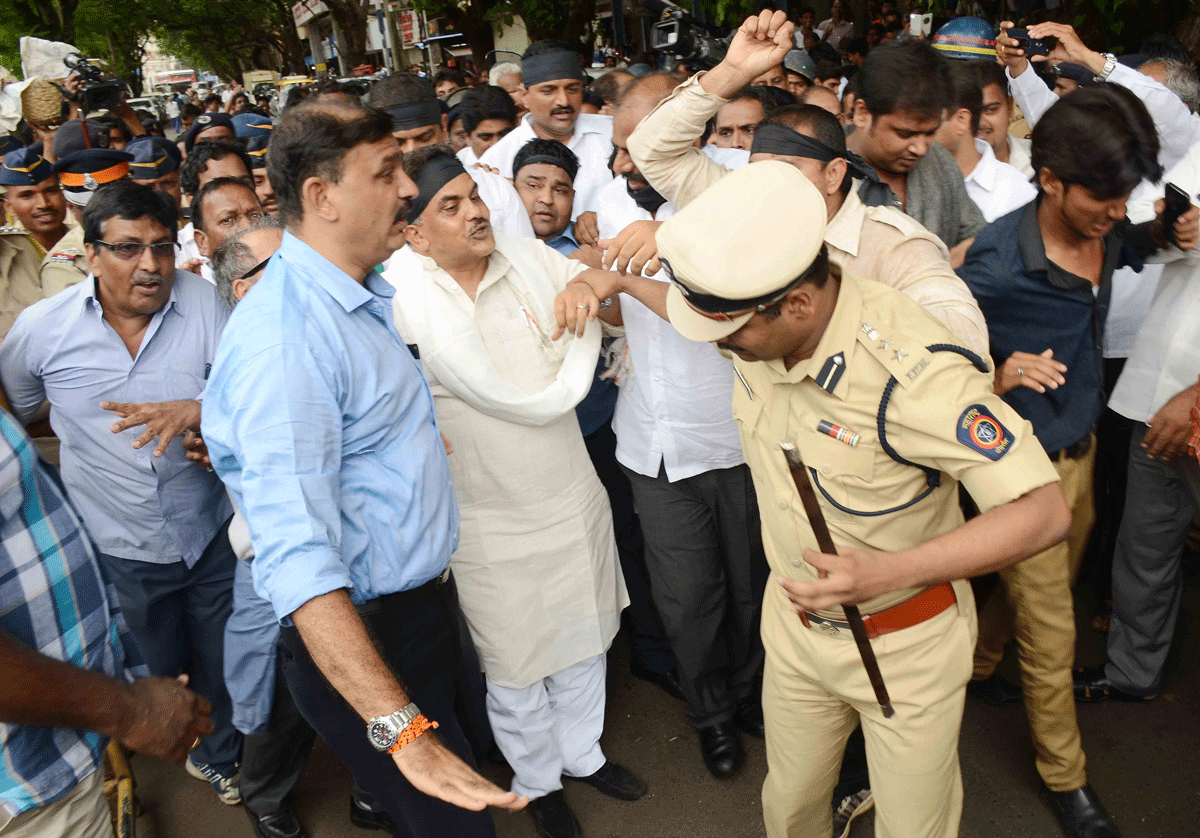 Mumbai Congress "Mukh Morcha" at Hutatma Chowk on Suspension of Congress Party Chairperson MP.Sonia Gandhi with Congress MP's in Parliament House.