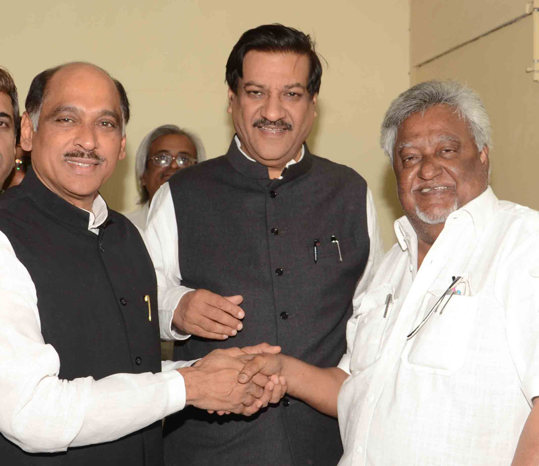 DALIT PANTHER LEADER NAMDEO DASAL MEETS CHIEF MINISTER PRITHIVIRAJ CHAVAN & MPCC PRESIDENT MANIKRAO THAKRE  AT TILAK BHAVAN.