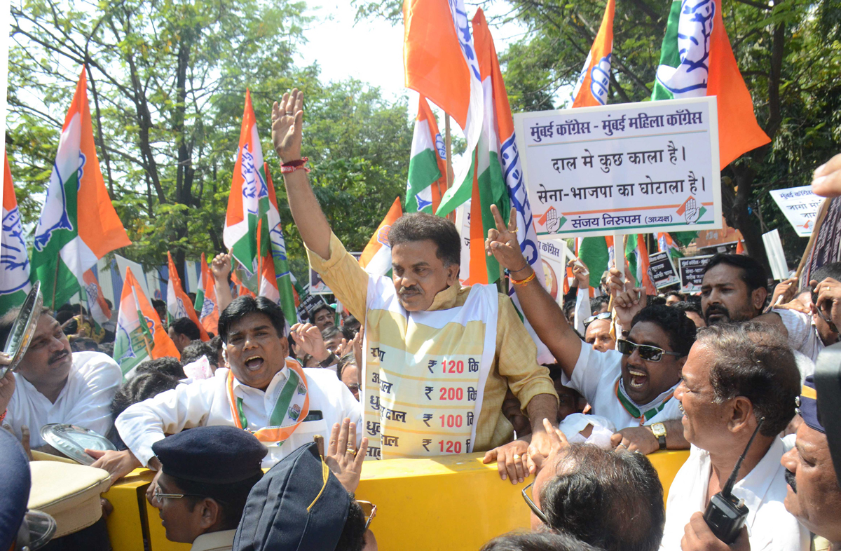 Mumbai Congress Thali-Belan Morcha at Collector Office Bandra.