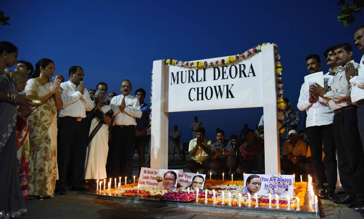 Ex.MLA Annie Shekhar & Vinod Shekhar with South Mumbai Congress Party Workers Paying Homage to Congress Leader Late Murli Deoraji on his 1st Death Annivesary by Lighting Candles Laying Flowers at Murli Deora Chowk Opposite Oberoi Hotel Churchgate.