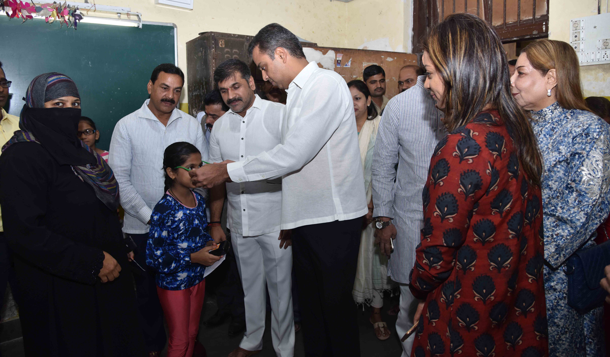 Milind Deora with KARM-87th Free Eye Check Up Camp at Worli.