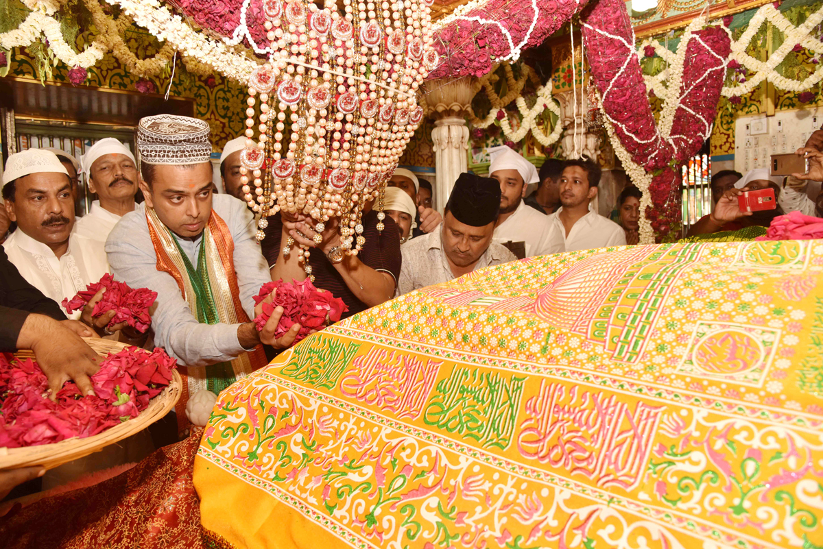 Newly Appointed Mumbai Congress President Milind Deora for Blessing at Mahim Dargha.
