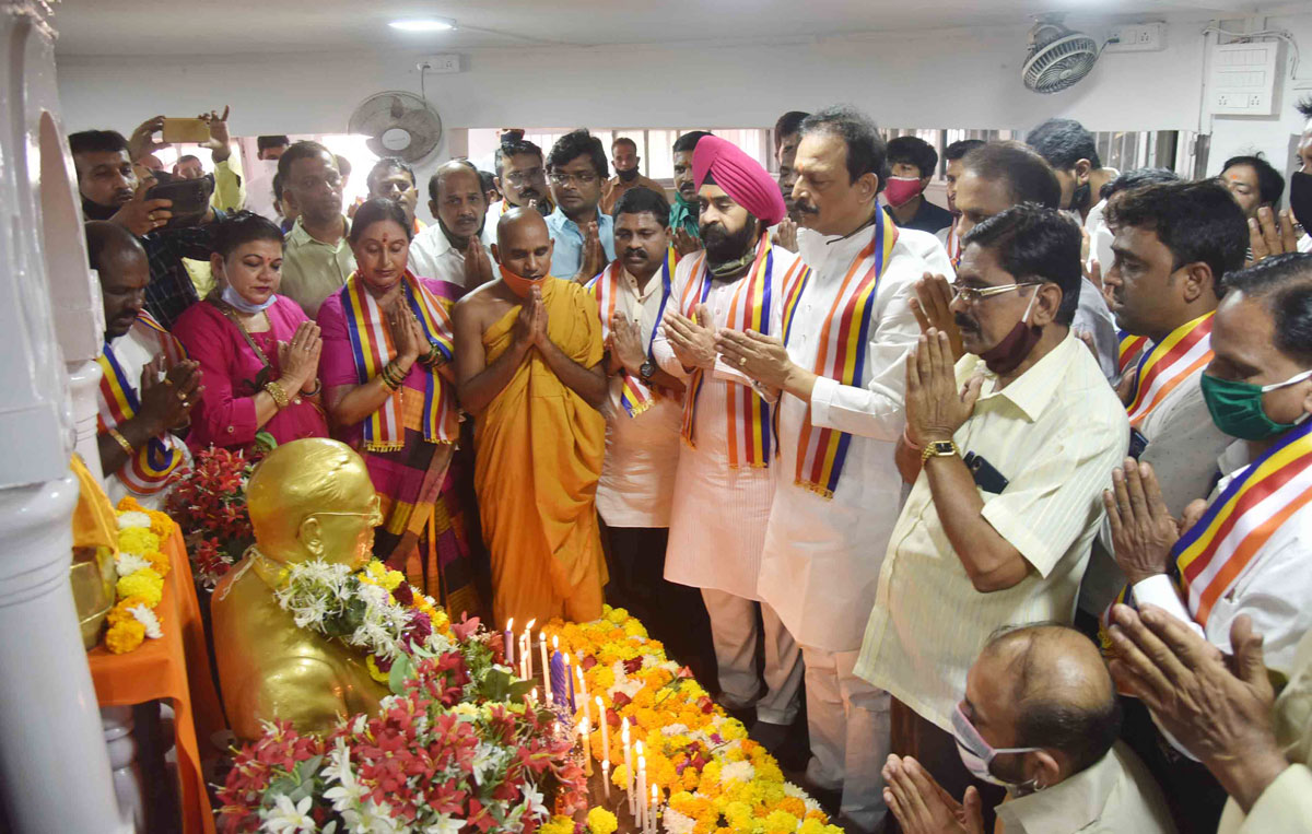 Newly Appointed Mumbai Congress President Bhai Jagtap & Working  President Charansingh Sapra offers Floral Tribute to Statues in Mumbai of Great Personalities & aslo Visited Temples,Mosque & Chruch in Mumbai for Blessing.