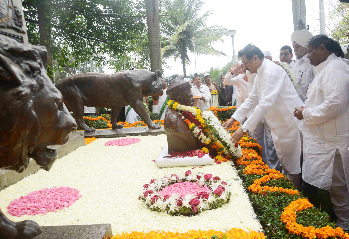CHIEF MINISTER PRITHVIRAJ CHAVAN PAYING TRIBUTE TO LOKMANYA BALGANGADHAR TILAK ON HIS DEATH ANNIVERSARY AT GIRGAON CHOWPATY.