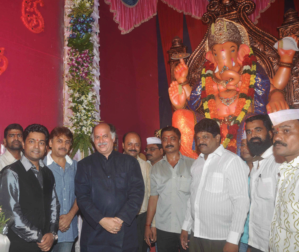 UNION MINISTER GURUDAS KAMAT VISITED AT D.N.NAGAR GANPATI UTSAV MNDAL.