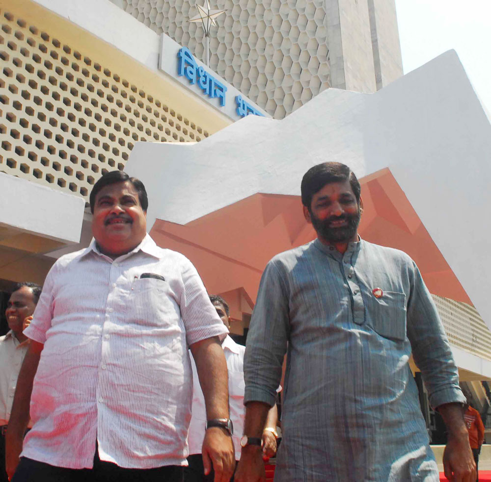 BJP PRESIDENT NITEEN GADKARI AT VIDHAN BHAVAN MUMBAI.